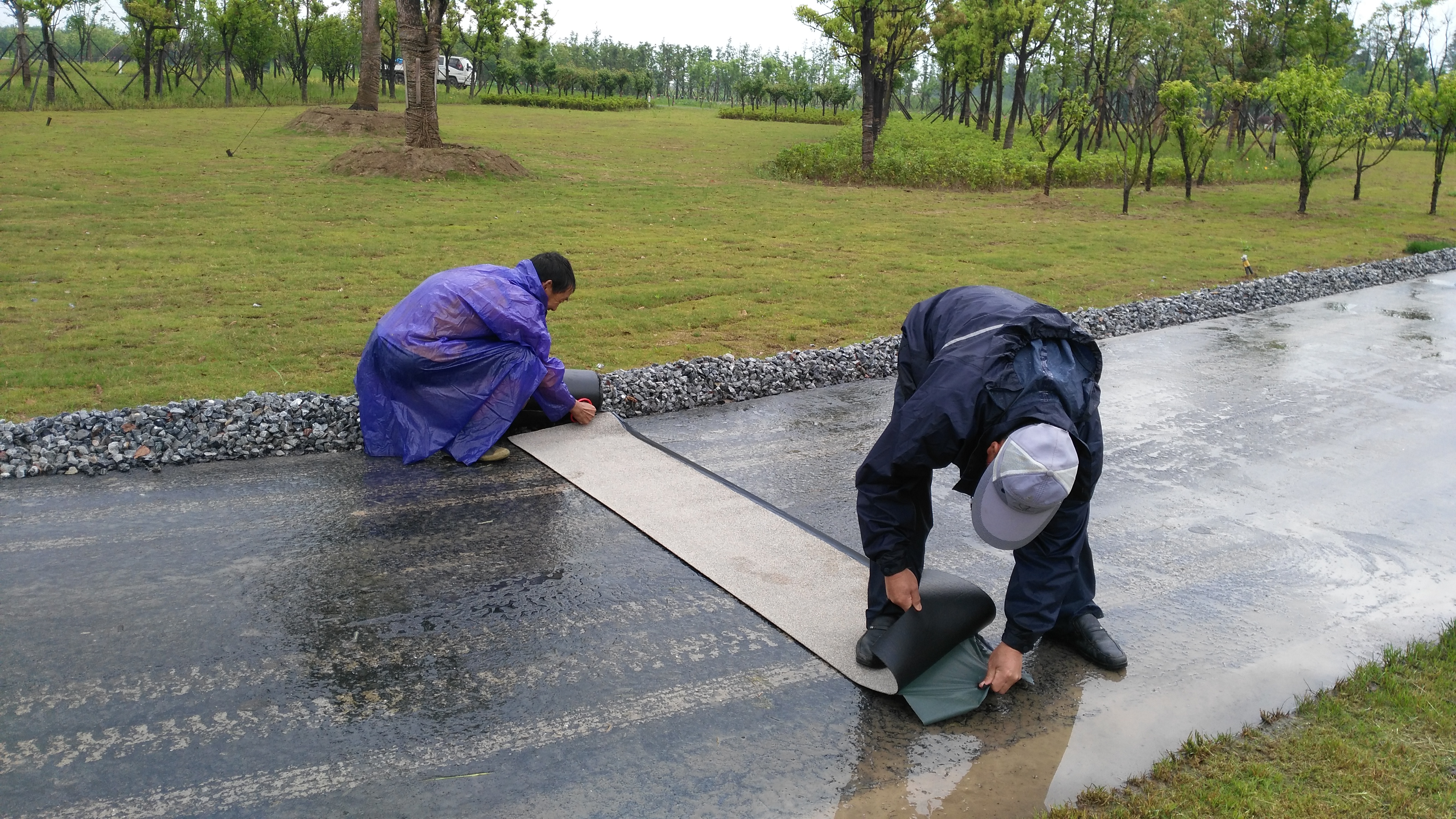 高性能應(yīng)力吸收貼預(yù)防反射裂縫——路面項目一部面層施工采用新型材料